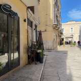 Il dispositivo, realizzato in ferro e insidiato dalla ruggine, � piazzato accanto all'ingresso dell'Antico Cav�, uno dei tanti ristoranti della zona. 